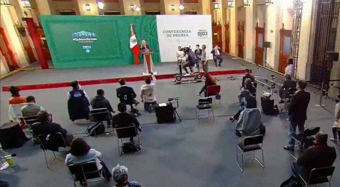 Reportero se postra frente a AMLO durante la “mañanera”