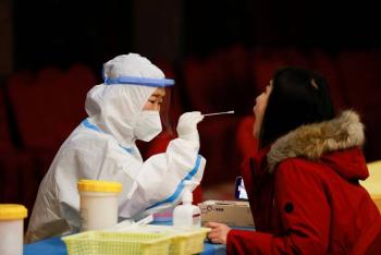 Pruebas anales de China por COVID-19 molestan a visitantes