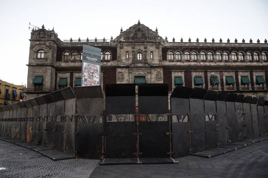 Blindan Palacio Nacional con vallas metálicas previo a marcha por el Día de la Mujer