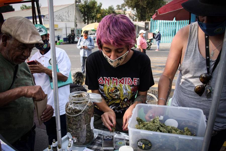 Gobierno de CDMX dialoga con Plantón 420 para liberar plaza Paesteur
