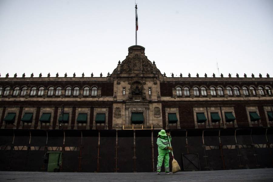 Feministas rechazan blindaje en Palacio Nacional previo a marcha del 8 de marzo