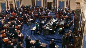 Senado EEUU aprueba plan de alivio contra COVID-19
