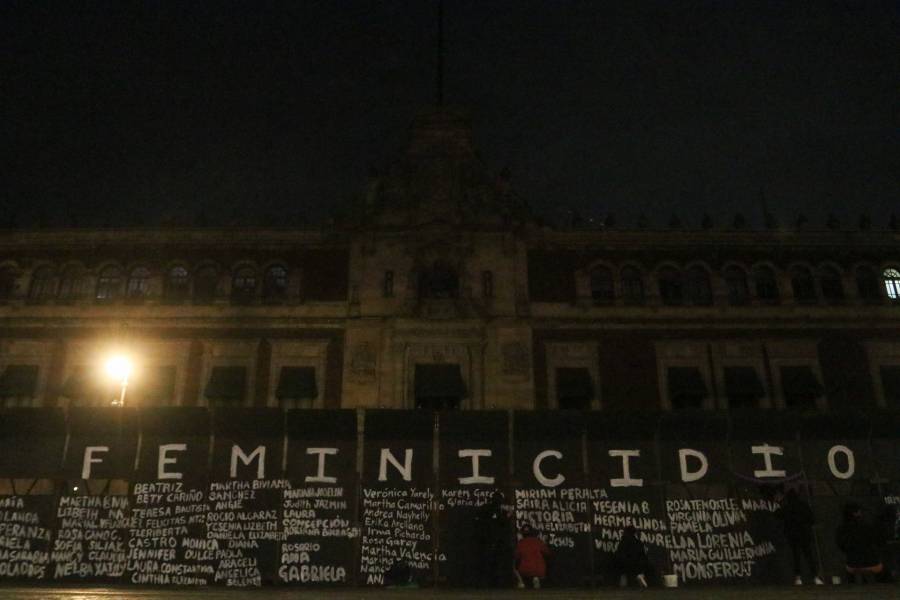 Activistas pintan nombres de víctimas de feminicidio en vallas de Palacio Nacional