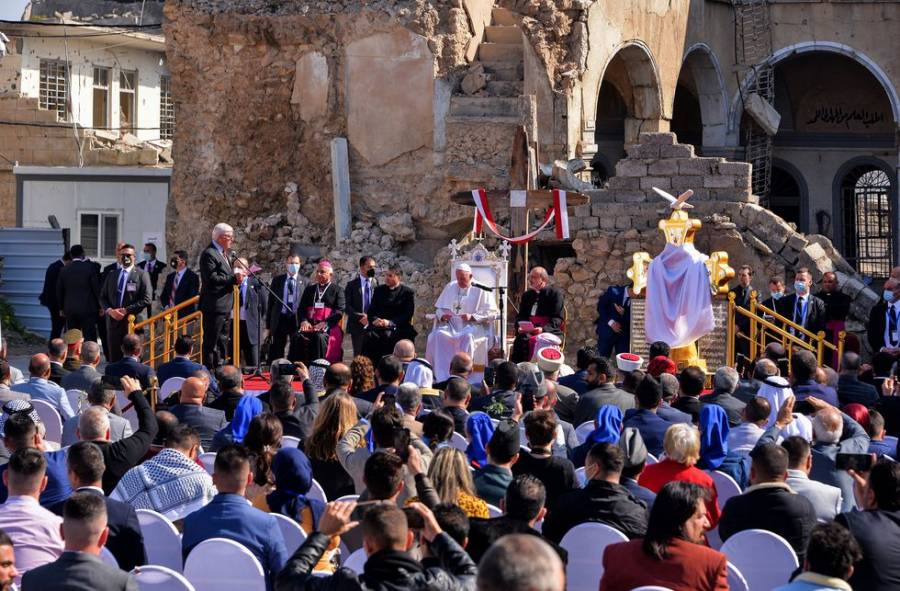 El Papa Francisco escucha sobre la vida bajo el Estado Isl&aacute;mico