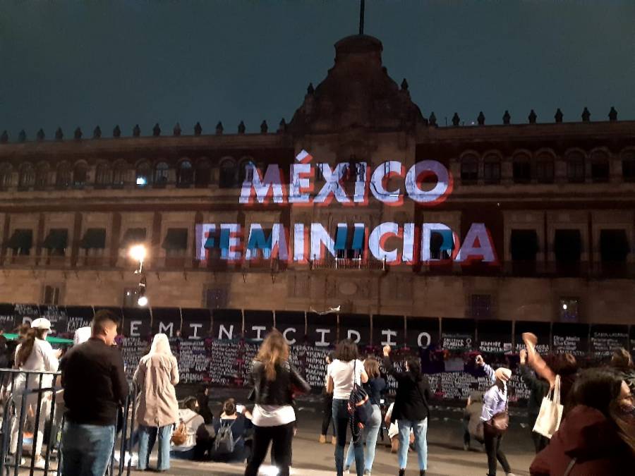 Proyectan consignas feministas en fachada de Palacio Nacional