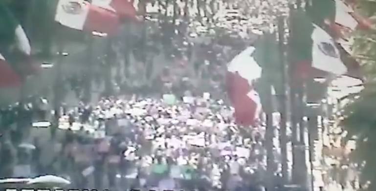 Parte primer contingente de mujeres del Monumento a la Revolución rumbo al Zócalo