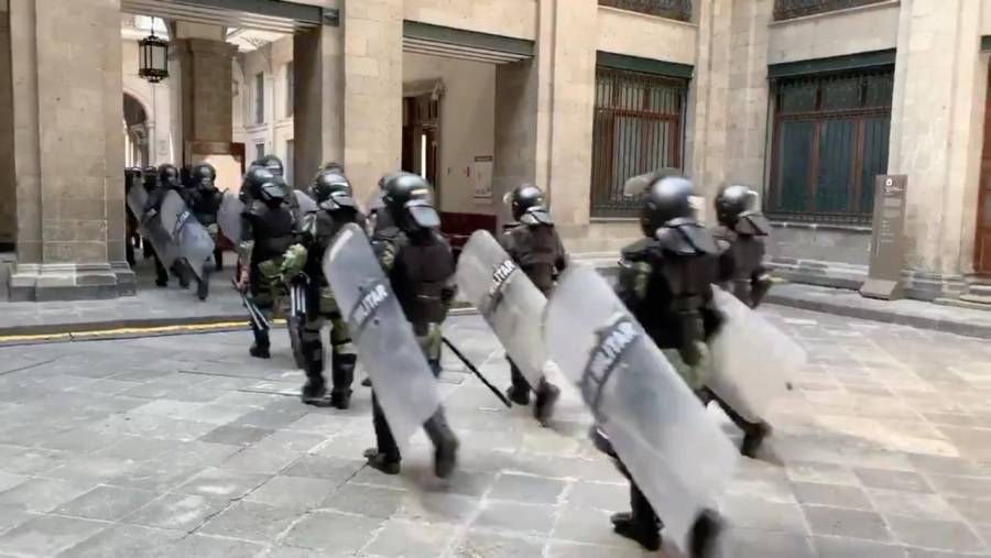 Mujeres contra el “Muro de la paz” de AMLO, polic&iacute;a militar arriba a Palacio Nacional