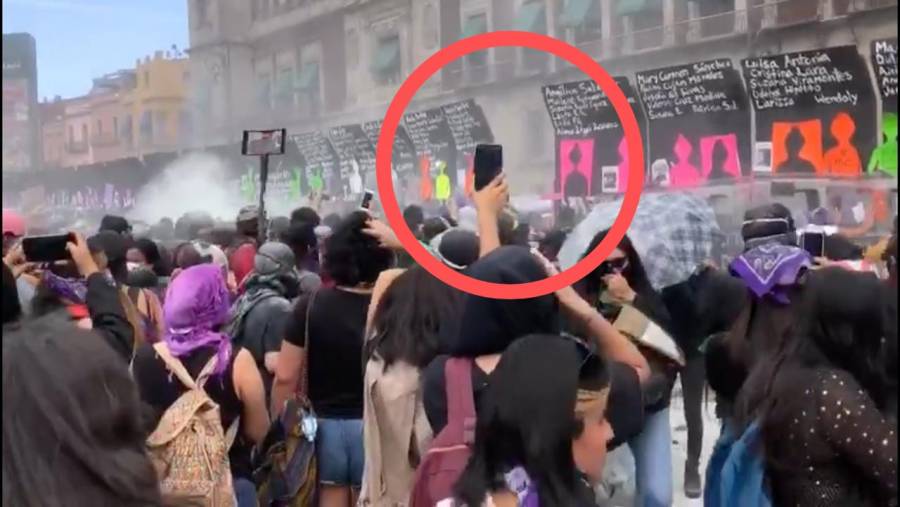 Mujeres quitan de Palacio Nacional una parte del “Muro de la paz”