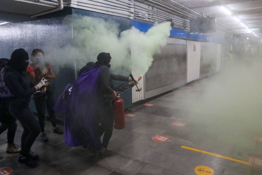 Mujeres vandalizan entrada del Metro Hidalgo