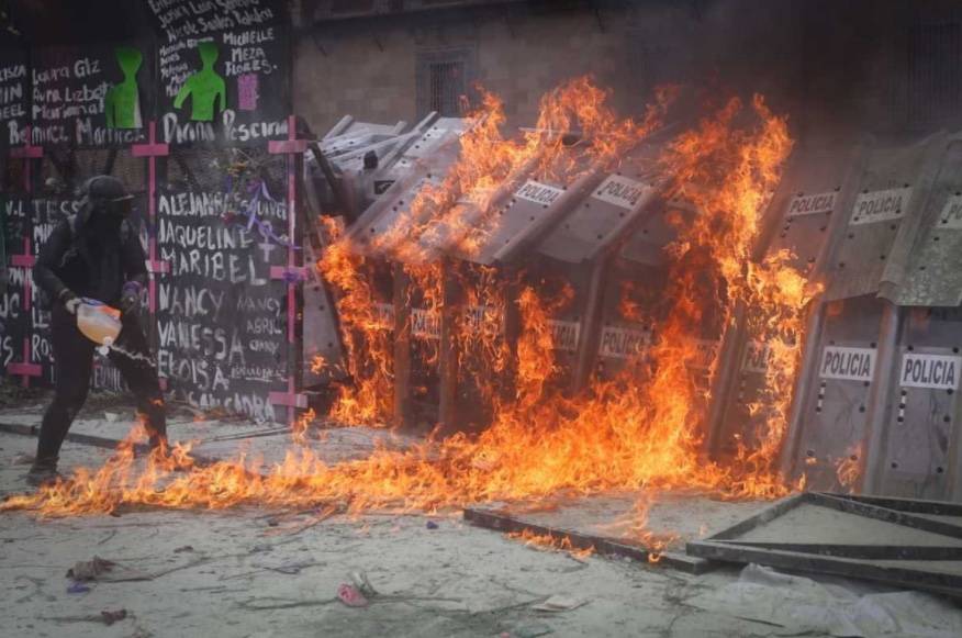 Feministas prenden fuego a policías en las vallas de Palacio Nacional