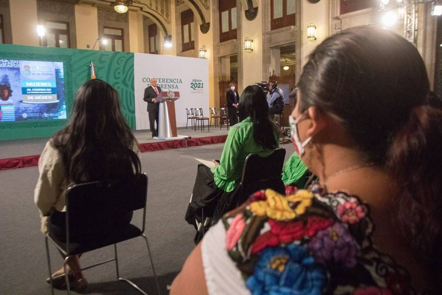 Con corazones verdes y morados, mujeres toman chat de mañanera