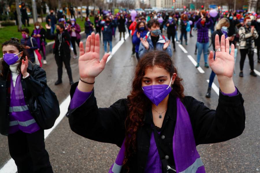 Pese a restricciones, feministas marchan en Madrid