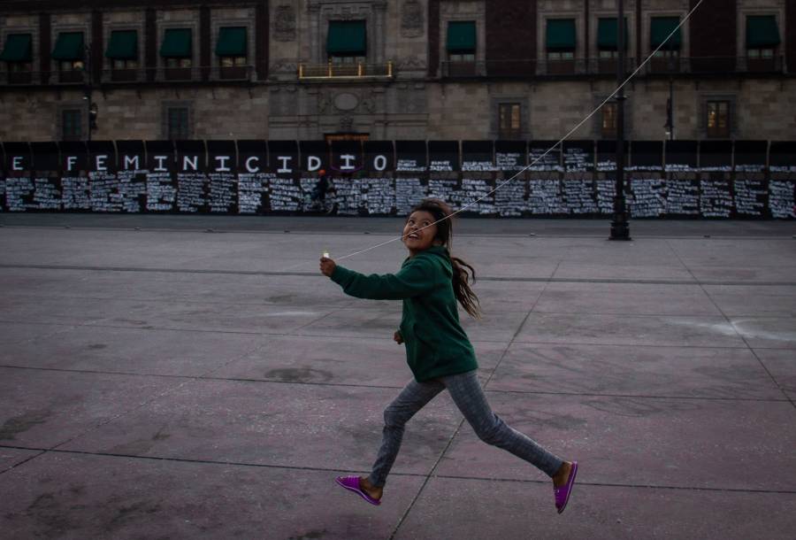 Viral: Niña frente “Muro de la paz” en Palacio Nacional