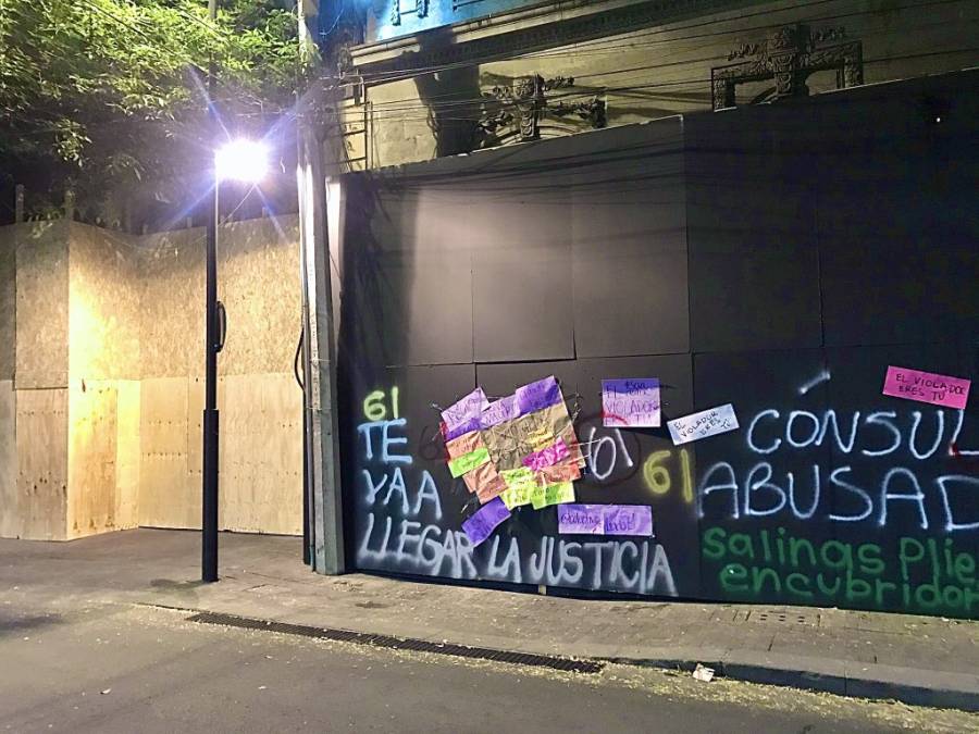 Realizan pintas y ponen mensajes sobre tapiales en casa de Roemer