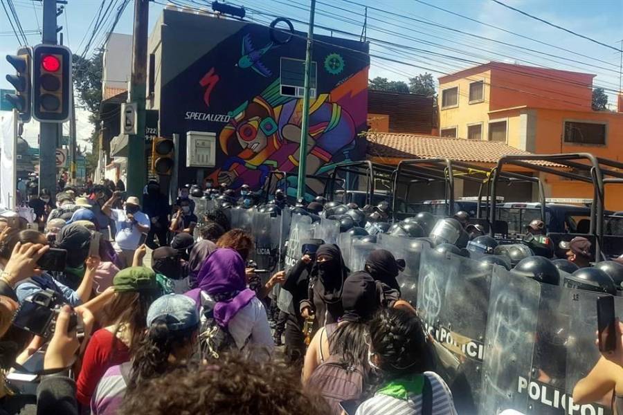 Blindan casa de Gobierno del Edomex por marcha del 8M