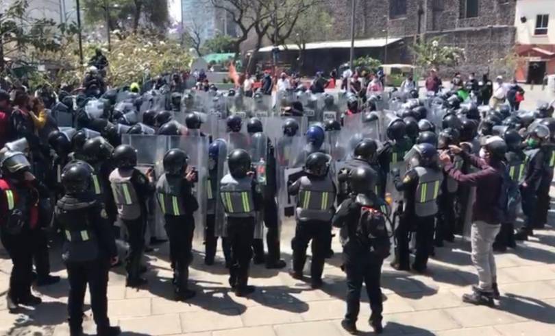 Policías encapsulan a feministas en Paseo de la Reforma e Hidalgo