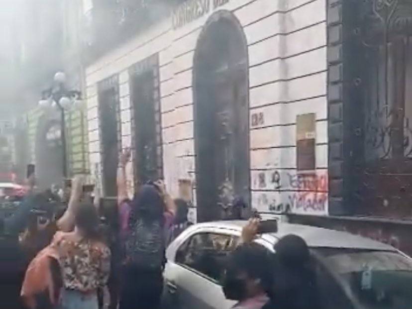 Realizan protestas en Puebla; supuestas feministas vandalizan