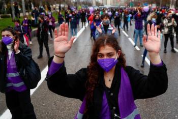 Pese a restricciones, feministas marchan en Madrid