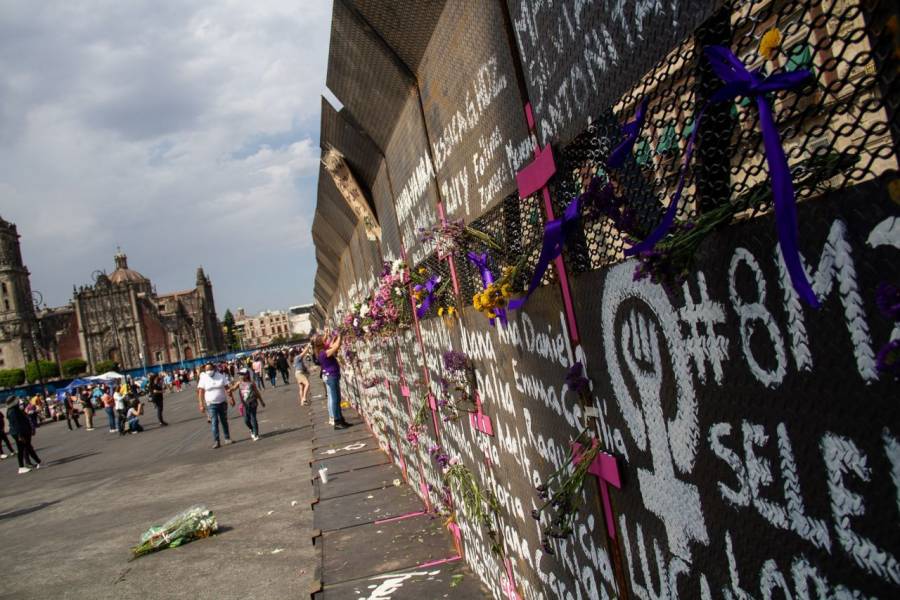 Retiran vallas de Palacio Nacional tras marcha por 8M