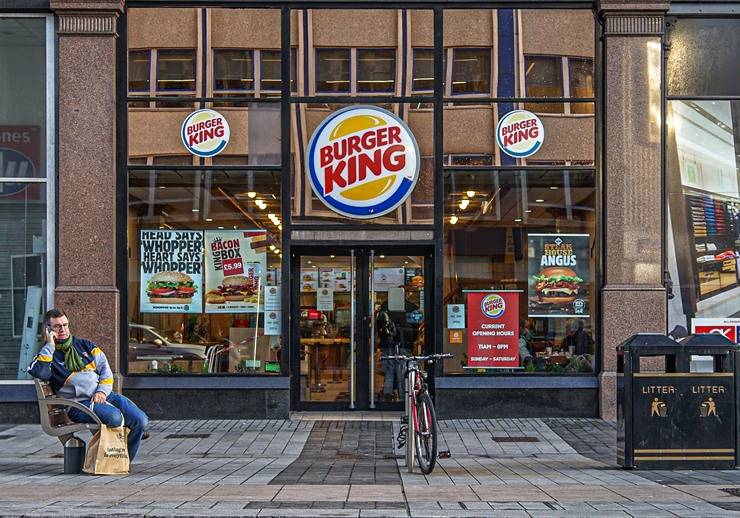 Publica Burger King polémico tuit en el Día de la Mujer