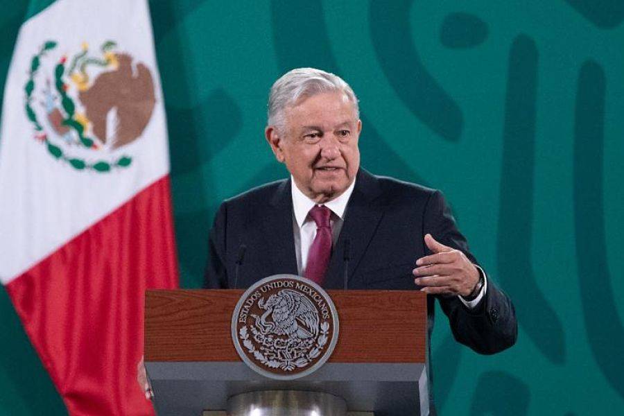 AMLO indica que ya debe reducirse un 50%, cobro de comisiones de Afores