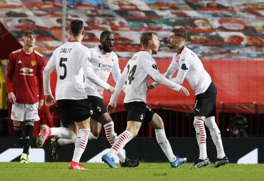 Milan sale vivo ante el Manchester United en Old Trafford