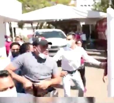 Cancelan vacunación en Oaxaca y escolta saca su arma durante protestas