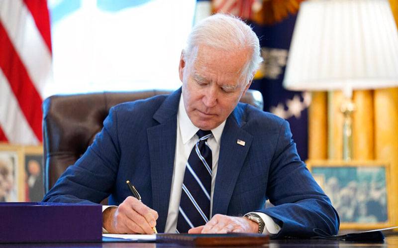 Firma Biden rescate económico para mitigar impacto negativo de Covid-19