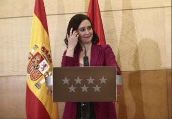 Mala gesti&oacute;n del Covid tira  a gobernadora de Madrid