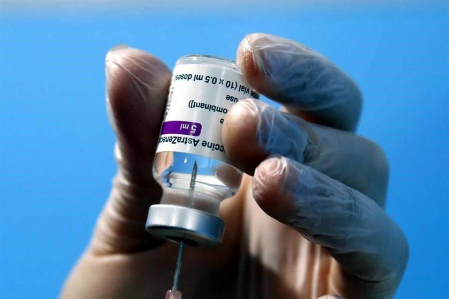 AstraZeneca no encuentra evidencia de riesgo de coágulos por vacuna