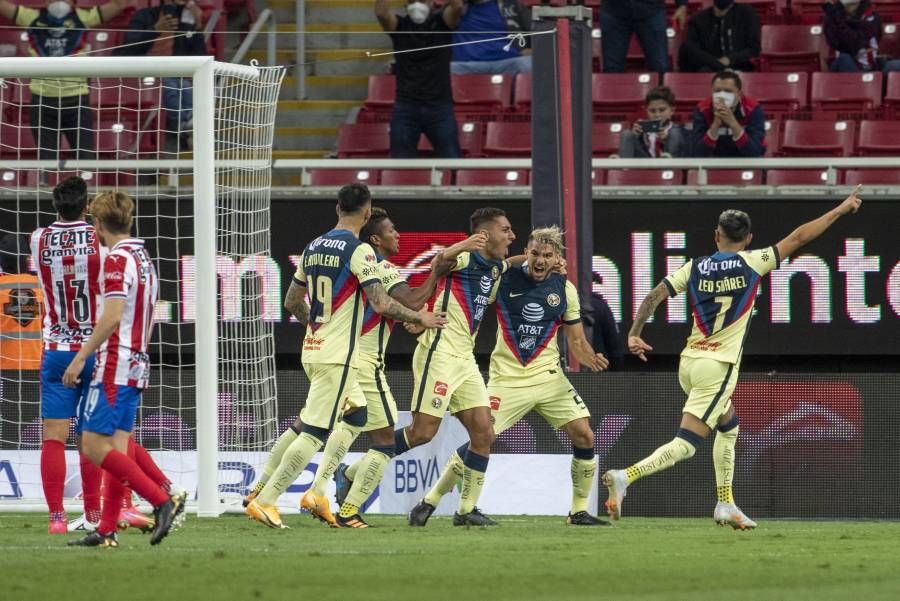 El Club America goleó a las Chivas en el clásico nacional