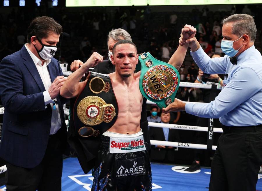 El “Gallo” Estrada vence al “Chocolatito” González y se corona campeón unificado supermosca