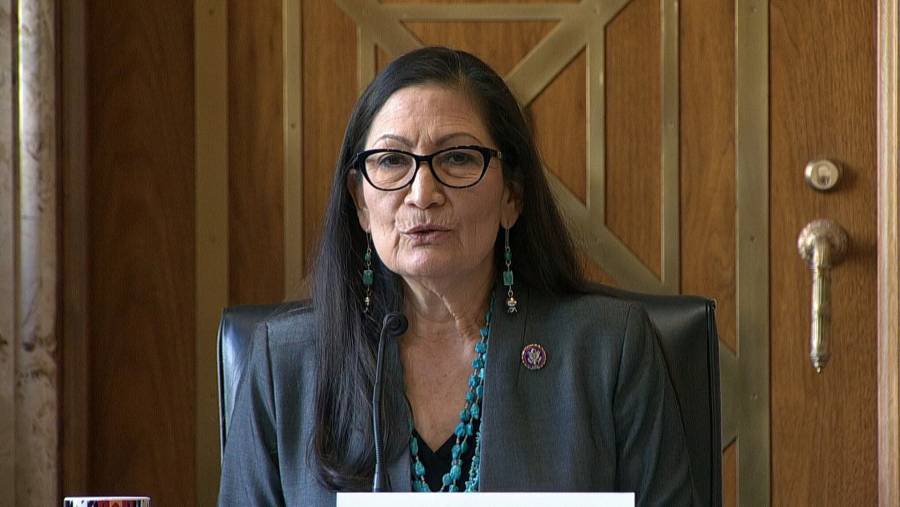 Confirma Senado a Debra Haaland como secretaria del Interior
