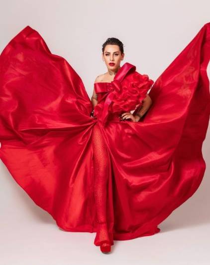 Tiktoker Kunno, luce con vestido rojo en los Grammys