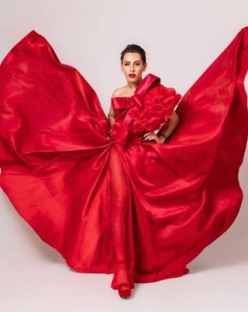 Tiktoker Kunno, luce con vestido rojo en los Grammys