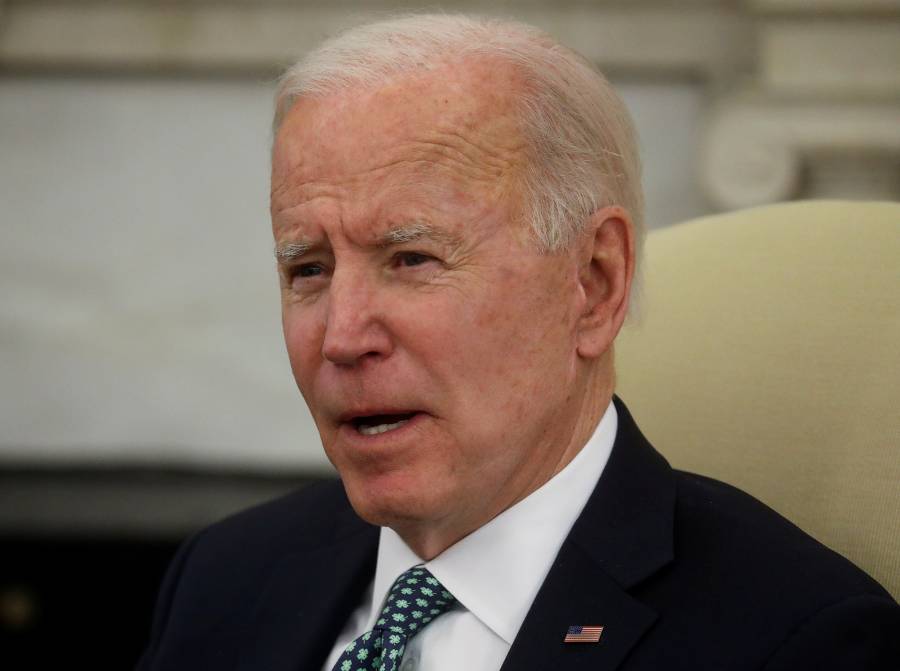 Biden entregaría excedentes de vacunas contra COVID-19 a México y Canadá