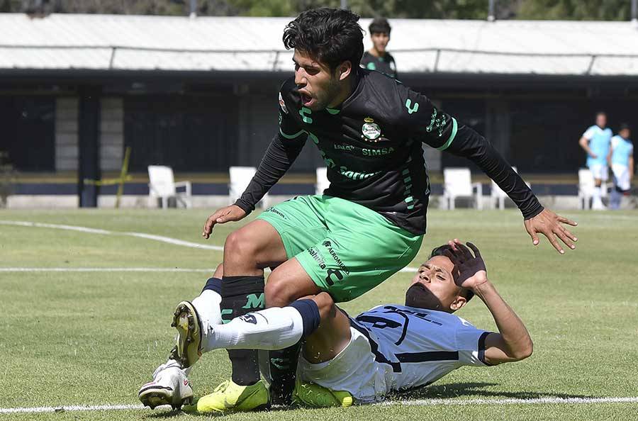 Defensa de los Pumas suspendido por lesionar a jugador del Santos