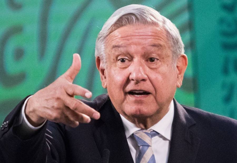 AMLO iría por reforma constitucional en materia de energía, ante ola de amparos