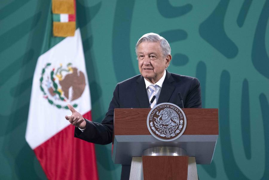 AMLO irá por reforma constitucional ante amparos por Ley Eléctrica