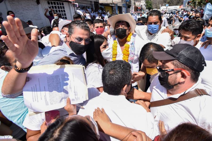 FELIX SALGADO CANCELA EVENTO ANTE PROTESTAS DE MUJERES