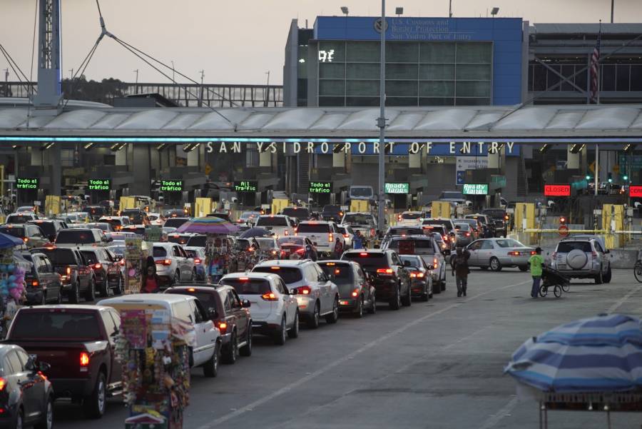 México restringe tránsito terrestre en sus fronteras