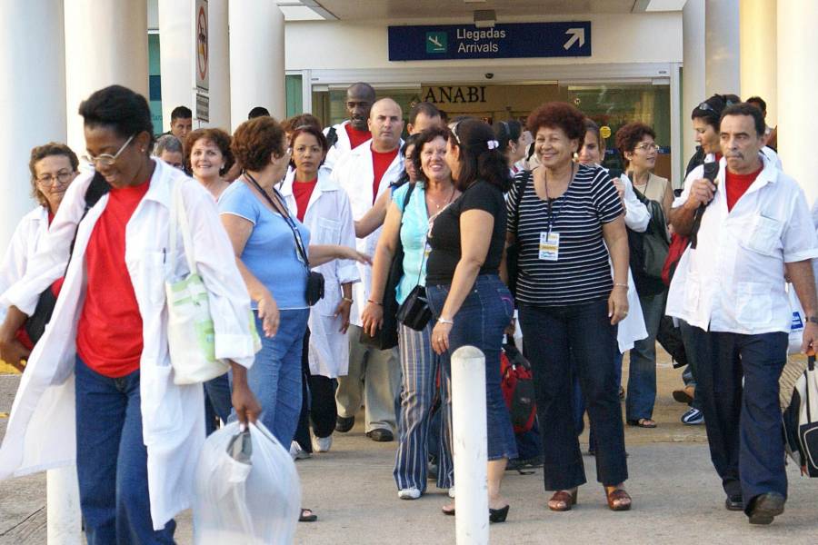 Rumbo a Catar y contra el Covid-19, viajan 156 médicos cubanos