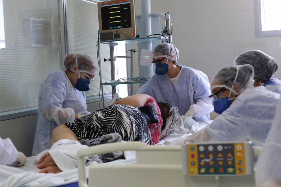 Al borde del colapso m&eacute;dico, Brasil padece de Covid-19