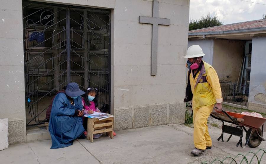 Niña boliviana toma clases virtuales en cementerio