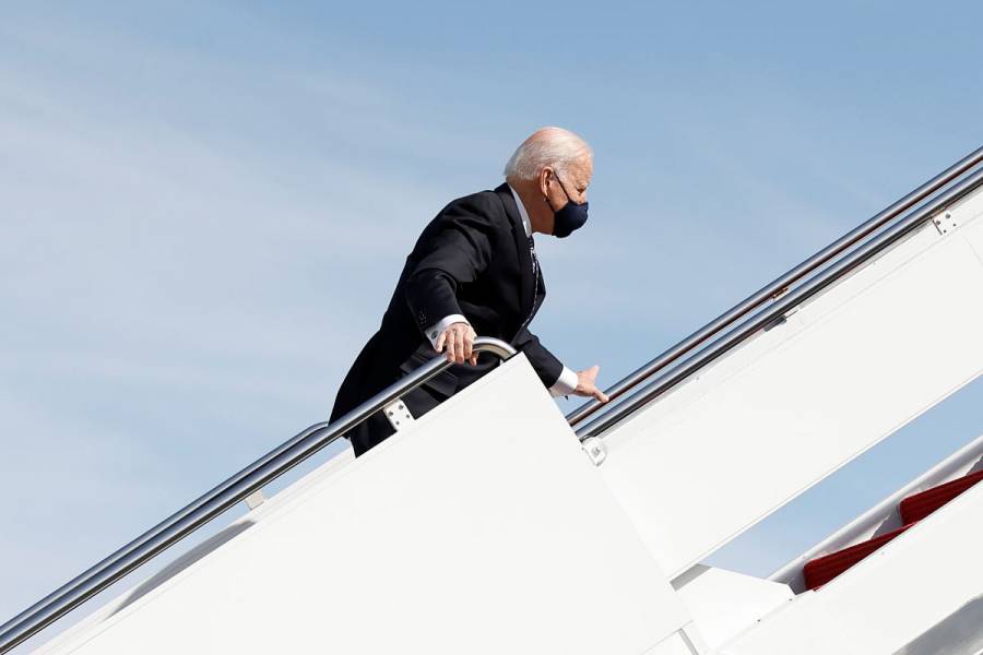 VIDEO: Joe Biden tropieza varias veces al subirse al Air Force One