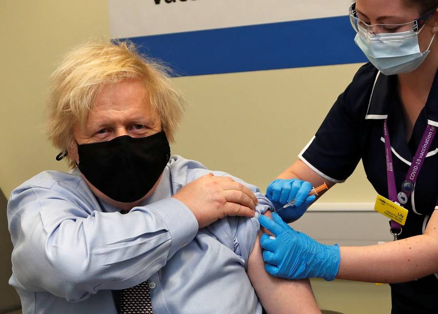 Con vacuna de AstraZeneca, inmunizan a Boris Johnson