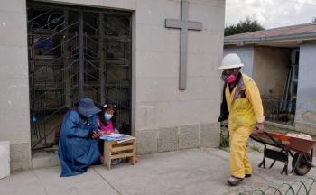 Ni&ntilde;a boliviana toma clases virtuales en cementerio