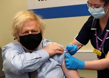 Con vacuna de AstraZeneca, inmunizan a Boris Johnson