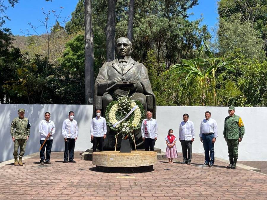 AMLO anuncia reducción de edad para recibir pensión de adultos mayores