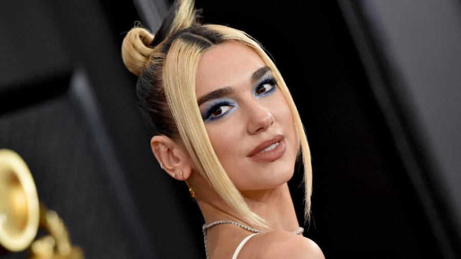 Fan empuja a Dua Lipa durante su visita a la CDMX